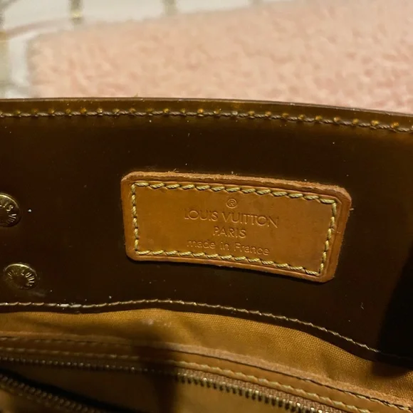 LOUIS VUITTON TOTE.. BRONZE VERNIS DESIGN. GREAT BAG Stored in a dust bag. - Picture 11 of 11